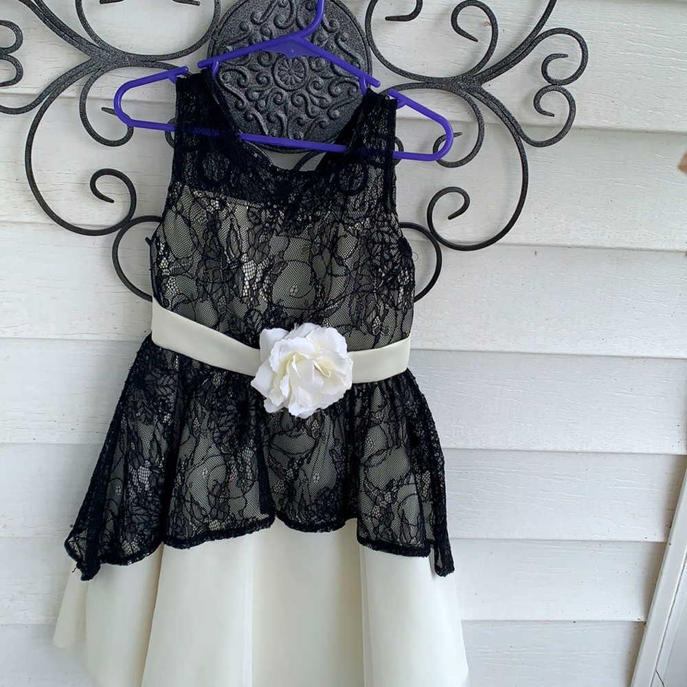 Kids Dress, Has a artificial flower with sparkles/glitter